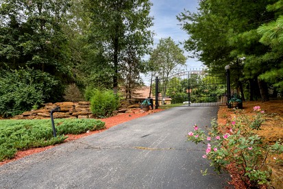 Luxurious Vacation Rental for Groups near Hoosier National Forest, Indiana - Henryville, Indiana - glamping.directory