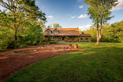 Luxurious Vacation Rental for Groups near Hoosier National Forest, Indiana - Henryville, Indiana - glamping.directory