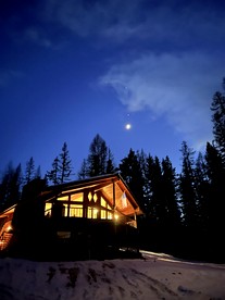 Wilderness Retreat in Montana: Luxurious Mountain Glamping Experience on Lake McGregor - Flathead County, Montana - glamping.directory