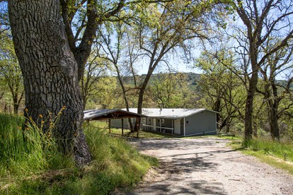 Secluded Vacation Cabin with Modern Furnishings near Bakersfield, California - Badger, California - glamping.directory