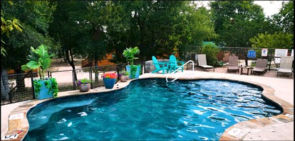 Lovely Log Cabin Rental for Four near San Antonio Texas - Pipe Creek, Texas - glamping.directory