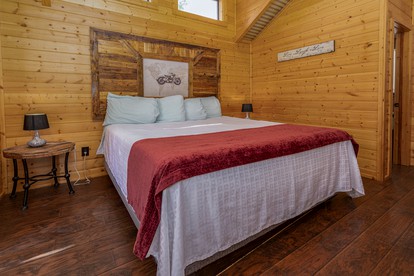 Lovely Log Cabin Rental for Four near San Antonio Texas - Pipe Creek, Texas - glamping.directory