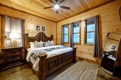 Beautiful Luxurious Cabin with a Hot Tub in Hochatown, Oklahoma - The Ultimate Glamping Destination near Beavers Bend State Park - Hochatown, Oklahoma - glamping.directory