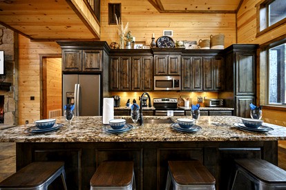 Beautiful Luxurious Cabin with a Hot Tub in Hochatown, Oklahoma - The Ultimate Glamping Destination near Beavers Bend State Park - Hochatown, Oklahoma - glamping.directory