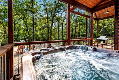 Beautiful Luxurious Cabin with a Hot Tub in Hochatown, Oklahoma - The Ultimate Glamping Destination near Beavers Bend State Park - Hochatown, Oklahoma - glamping.directory