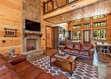 Beautiful Luxurious Cabin with a Hot Tub in Hochatown, Oklahoma - The Ultimate Glamping Destination near Beavers Bend State Park - Hochatown, Oklahoma - glamping.directory