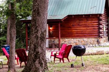 Pet Friendly Log Cabin with Firepit near Green River Lake in Columbia, Kentucky - Columbia, Kentucky - glamping.directory