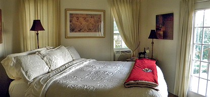 Romantic Getaway for Two at Deluxe Cabin between San Antonio and Austin, Texas - Fredericksburg, Texas - glamping.directory