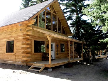 Mountainside Retreat with a Fireplace near Red Mountain in Colorado - glamping.directory