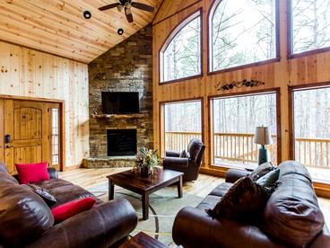 Peaceful Cabin with a Hot Tub for a  Family Retreat near Broken Bow Lake, Oklahoma - Broken Bow, Oklahoma - glamping.directory