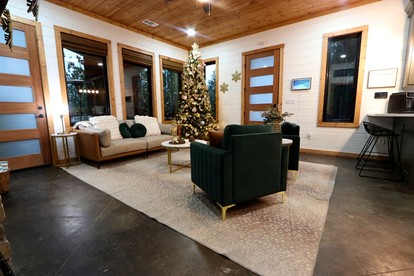 Electrifying Family Cabin with Mini Golf, Arcades & EV Charger Near Beavers Bend State Park | Broken Bow, Oklahoma - Broken Bow, Oklahoma - glamping.directory