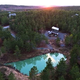 Electrifying Family Cabin with Mini Golf, Arcades & EV Charger Near Beavers Bend State Park | Broken Bow, Oklahoma - Broken Bow, Oklahoma - glamping.directory