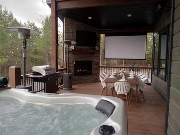 Electrifying Family Cabin with Mini Golf, Arcades & EV Charger Near Beavers Bend State Park | Broken Bow, Oklahoma - Broken Bow, Oklahoma - glamping.directory