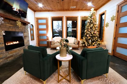 Electrifying Family Cabin with Mini Golf, Arcades & EV Charger Near Beavers Bend State Park | Broken Bow, Oklahoma - Broken Bow, Oklahoma - glamping.directory