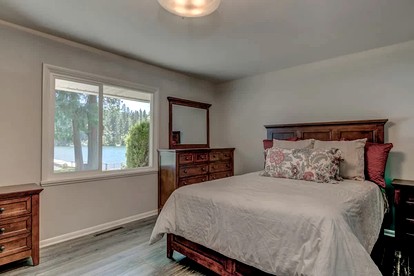 Idyllic Riverside Vacation Retreat with Sandy Beach near Coeur d'Alene Idaho - Post Falls, Idaho - glamping.directory