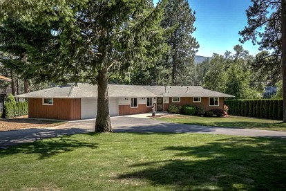 Idyllic Riverside Vacation Retreat with Sandy Beach near Coeur d'Alene Idaho - Post Falls, Idaho - glamping.directory