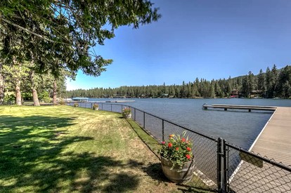 Idyllic Riverside Vacation Retreat with Sandy Beach near Coeur d'Alene Idaho - Post Falls, Idaho - glamping.directory
