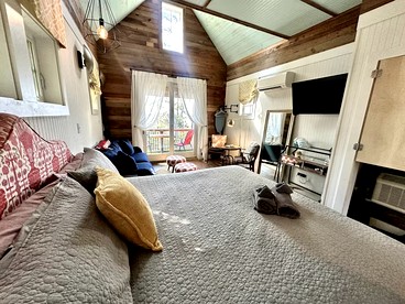 Elevated Cabin in the Trees Perfect for a Weekend Getaway in the Outer Banks, North Carolina - Kitty Hawk, North Carolina - glamping.directory