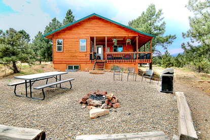 Western Town Retreat in Monticello, Utah - Monticello, Utah - glamping.directory