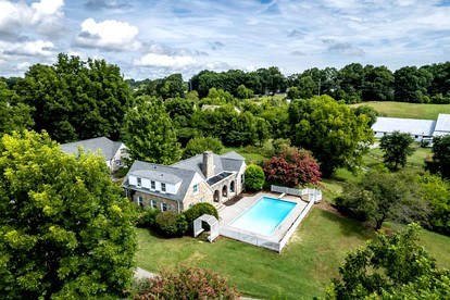 Tranquil Farmhouse Cottage with Scenic Views of the Smoky Mountains in Maryville, Tennessee - Maryville, Tennessee - glamping.directory