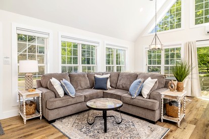 Tranquil Farmhouse Cottage with Scenic Views of the Smoky Mountains in Maryville, Tennessee - Maryville, Tennessee - glamping.directory