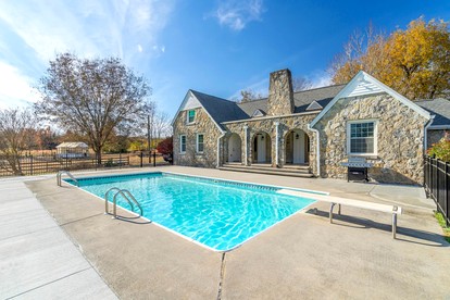Tranquil Farmhouse Cottage with Scenic Views of the Smoky Mountains in Maryville, Tennessee - Maryville, Tennessee - glamping.directory