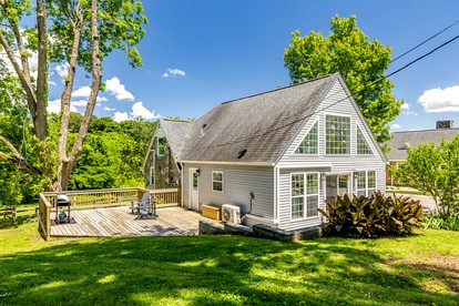Tranquil Farmhouse Cottage with Scenic Views of the Smoky Mountains in Maryville, Tennessee - Maryville, Tennessee - glamping.directory