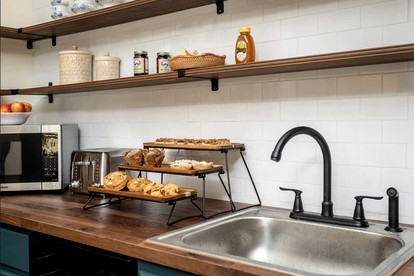 Romantic First-Floor Vacation Rental with Vintage Charm and Blue Ridge Mountain Views in Virginia’s Shenandoah Valley - Luray, Virginia - glamping.directory