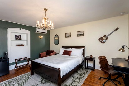 Romantic First-Floor Vacation Rental with Vintage Charm and Blue Ridge Mountain Views in Virginia’s Shenandoah Valley - Luray, Virginia - glamping.directory