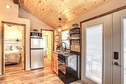 Charming Rustic Cabin Oasis near Black Hills Mountain in South Dakota - Keystone, South Dakota - glamping.directory