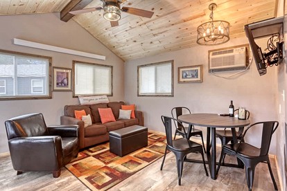 Charming Rustic Cabin Oasis near Black Hills Mountain in South Dakota - Keystone, South Dakota - glamping.directory