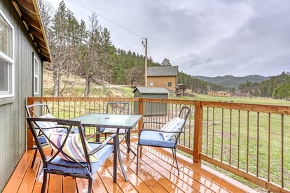 Charming Rustic Cabin Oasis near Black Hills Mountain in South Dakota - Keystone, South Dakota - glamping.directory