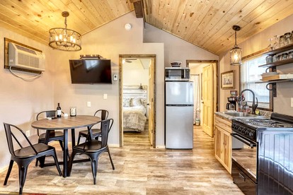 Charming Rustic Cabin Oasis near Black Hills Mountain in South Dakota - Keystone, South Dakota - glamping.directory