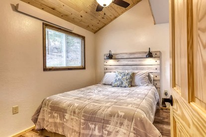 Charming Rustic Cabin Oasis near Black Hills Mountain in South Dakota - Keystone, South Dakota - glamping.directory