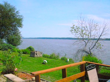 Family-Friendly Waterfront Cottage near the Shimek State Forest and the Mississippi River, Iowa - Montrose, Iowa - glamping.directory