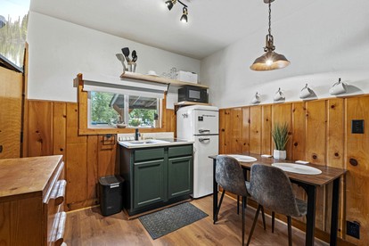 Trailside Cabin Escape with Stunning Views and Easy Adventure Access in Colorado Springs, Colorado - Colorado Springs, Colorado - glamping.directory