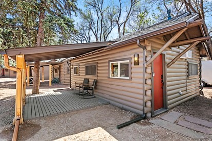 Trailside Cabin Escape with Stunning Views and Easy Adventure Access in Colorado Springs, Colorado - Colorado Springs, Colorado - glamping.directory