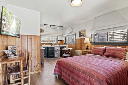 Trailside Cabin Escape with Stunning Views and Easy Adventure Access in Colorado Springs, Colorado - Colorado Springs, Colorado - glamping.directory