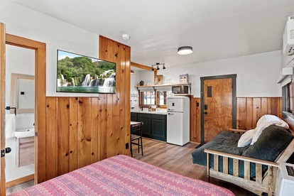 Trailside Cabin Escape with Stunning Views and Easy Adventure Access in Colorado Springs, Colorado - Colorado Springs, Colorado - glamping.directory