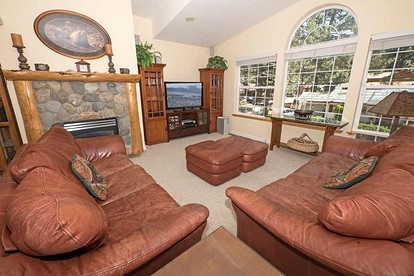 Rustic Rental Cabin with Hot Tub near Heavenly Ski Resort in South Lake Tahoe, California - South Lake Tahoe, California - glamping.directory