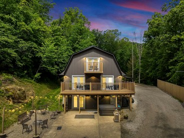 Luxurious Cabin Retreat with Pickleball Court & Hot Tub near Hocking Hills, Sugar Grove OH - Sugar Grove, Ohio - glamping.directory