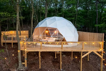 Stunning Dome with Barbecue and Hot-tub in Capon Bridge, West Virginia - Capon Bridge, West Virginia - glamping.directory