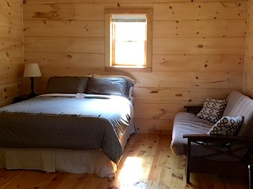 Cozy Cabin Rental for Couples' Getaway near Blue Ridge Parkway, North Carolina - Purlear, North Carolina - glamping.directory