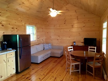 Cozy Cabin Rental for Couples' Getaway near Blue Ridge Parkway, North Carolina - Purlear, North Carolina - glamping.directory