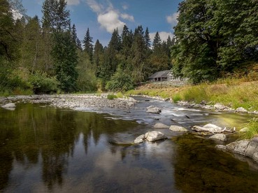 Riverfront Romantic Getaway Rental near Mount Pilchuck in Granite Falls, Washington - Granite Falls, Washington - glamping.directory