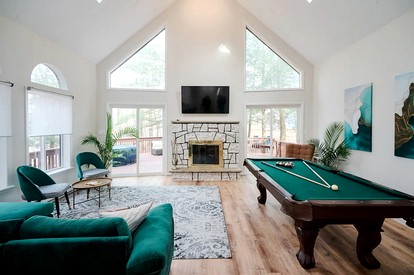 Chic Cabin with Sauna, Spa and Billiard in East Stroudsburg, Pennsylvania - East Stroudsburg, Pennsylvania - glamping.directory