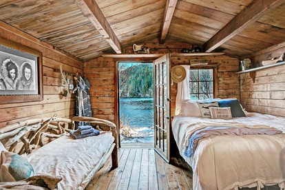 Stunning Alaska Vacation Getaway in Sweet One-Room Cabin on Kachemak Bay, Alaska - Seldovia, Alaska - glamping.directory