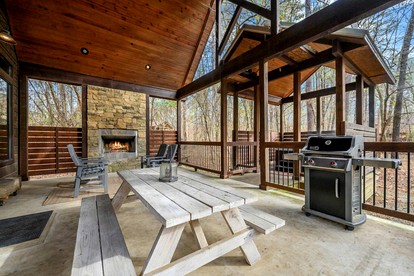 Peaceful Secluded Cabin with Hot Tub, Game Room & Fireplaces Near Beavers Bend State Park, Broken Bow OK - Broken Bow, Oklahoma - glamping.directory