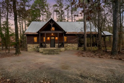Peaceful Secluded Cabin with Hot Tub, Game Room & Fireplaces Near Beavers Bend State Park, Broken Bow OK - glamping.directory