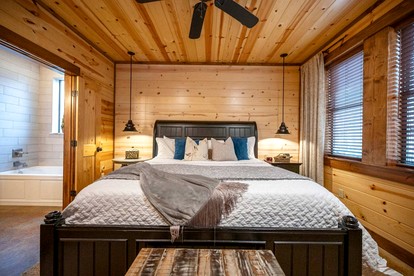 Peaceful Secluded Cabin with Hot Tub, Game Room & Fireplaces Near Beavers Bend State Park, Broken Bow OK - Broken Bow, Oklahoma - glamping.directory
